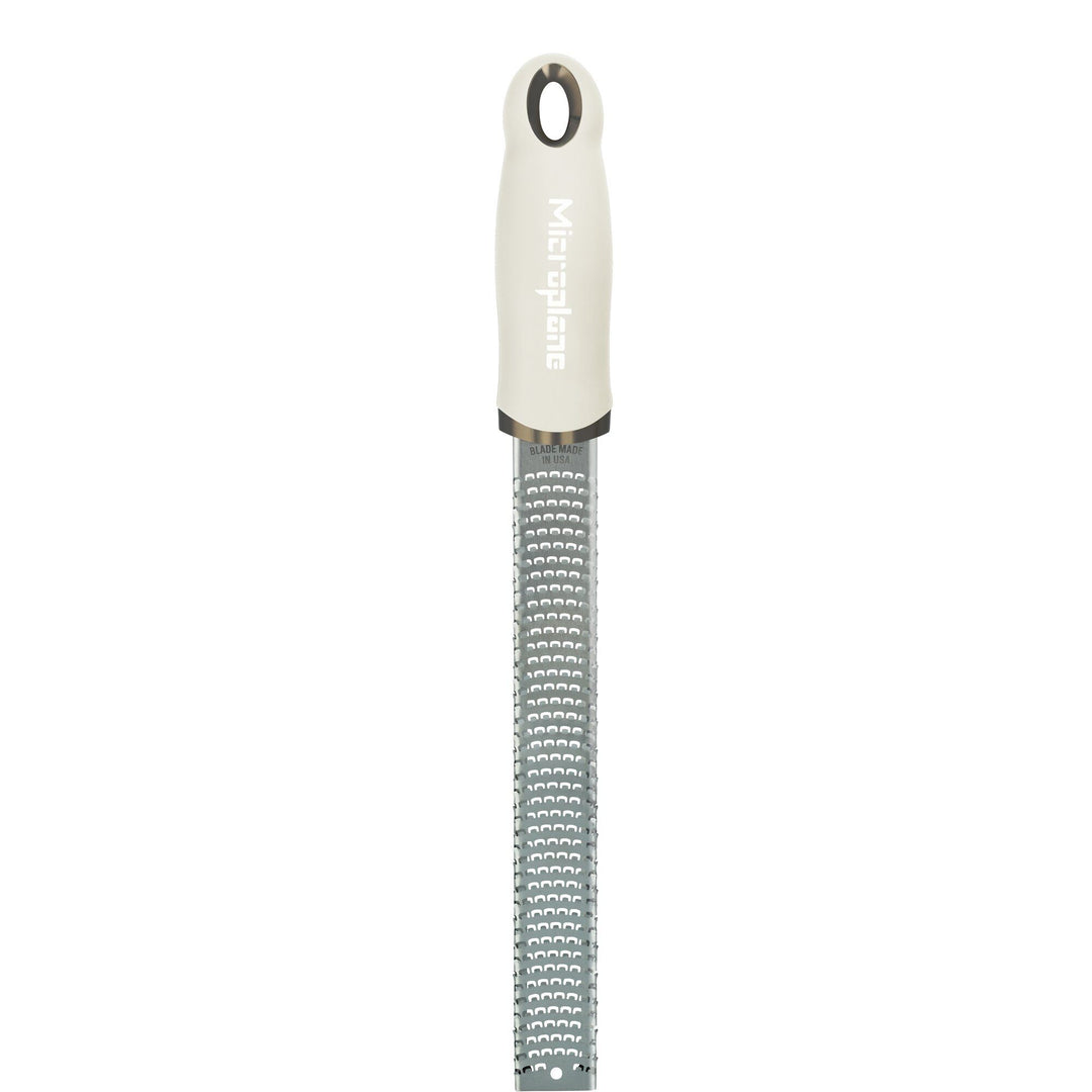 Microplane Microplane Premium Classic zester, beige – billede i brug (Rivejern)