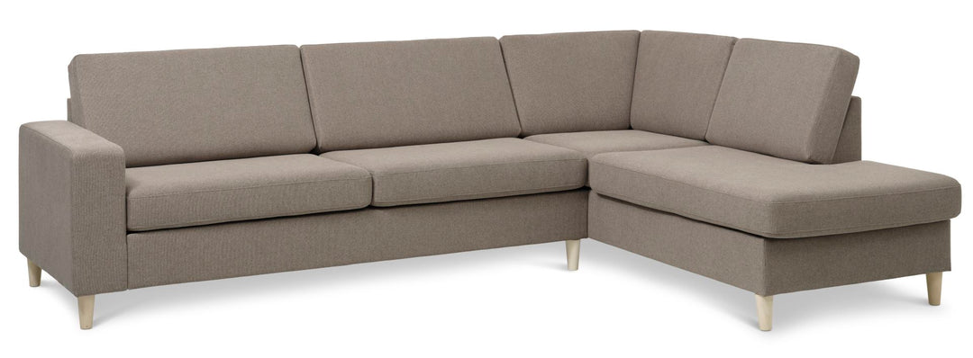 Produktbillede af Pan set 3 OE right sofa med chaiselong antelope beige polyester stof og natur træ i premium kvalitet