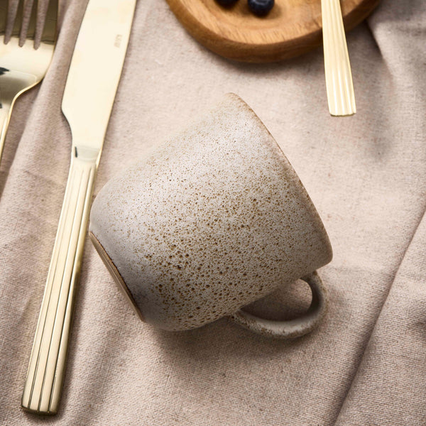 Produktbillede af Aida RAW Sandy Beige Kaffekop i premium kvalitet