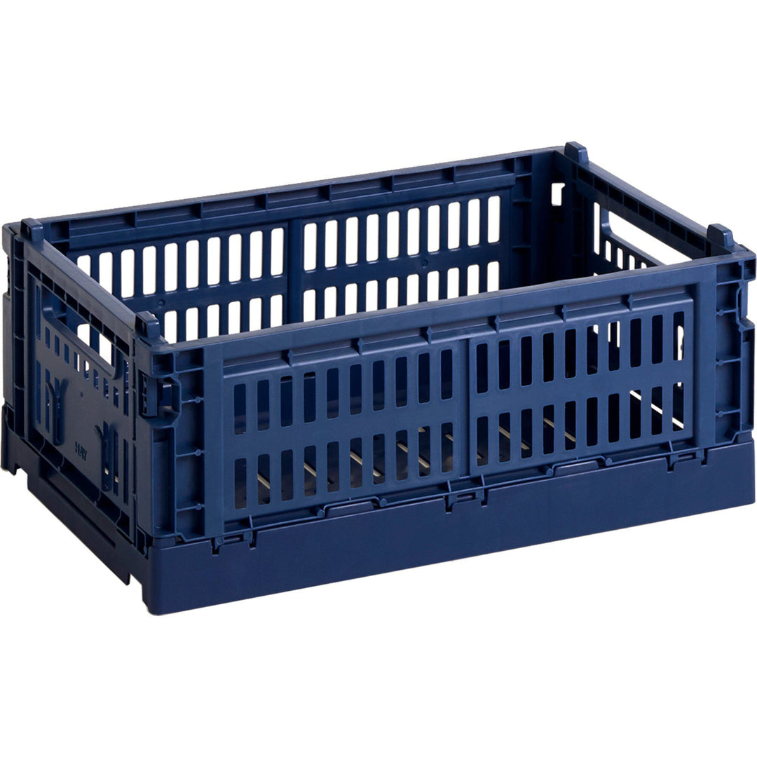 Hay Hay Colour Crate opbevaringskasse, small, dark blue – billede i brug (Opbevaringsboks)