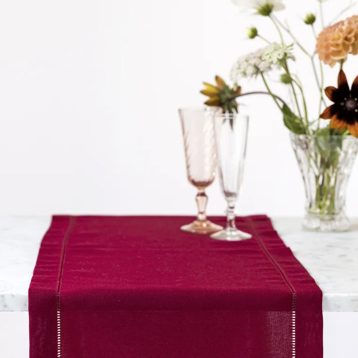 Langkilde & Søn Rød bordløber med hulsøm 30x175cm