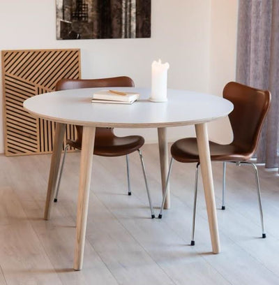 tilbud på DT 100 spisebord i hvid laminat med træben, ø 90 cm. Billigt udsalg! Hurtig levering: 1-2 hverdage. Varenummer: 3NDC-8240. Spar op til 56%.