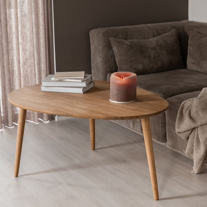 CT 10 Sofabord i massiv eg med dråbeform og størrelse 107 x 79 cm Højde 40 cm Ubehandlet