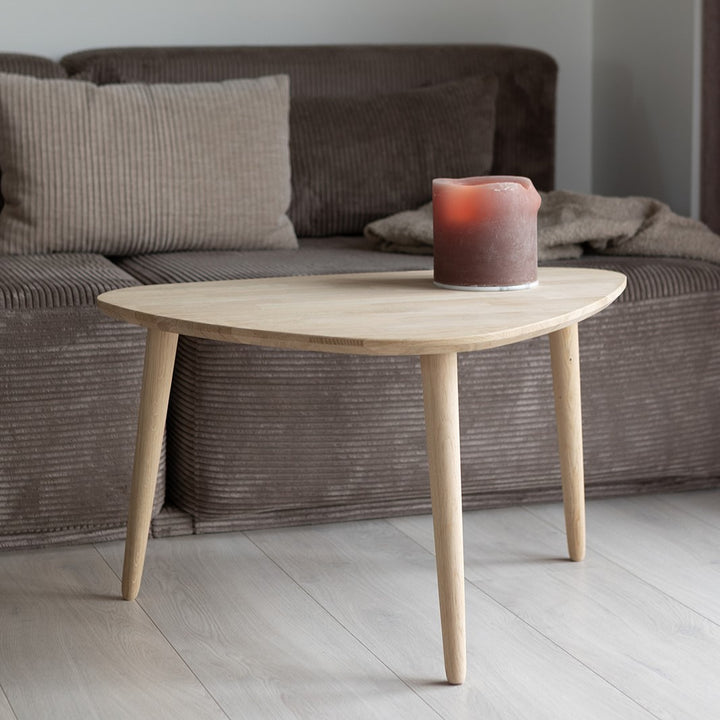 CT 10 Sofabord i massiv eg med organisk trekantet form i størrelsen 65 x 93 cm Højde 50 cm Lakeret