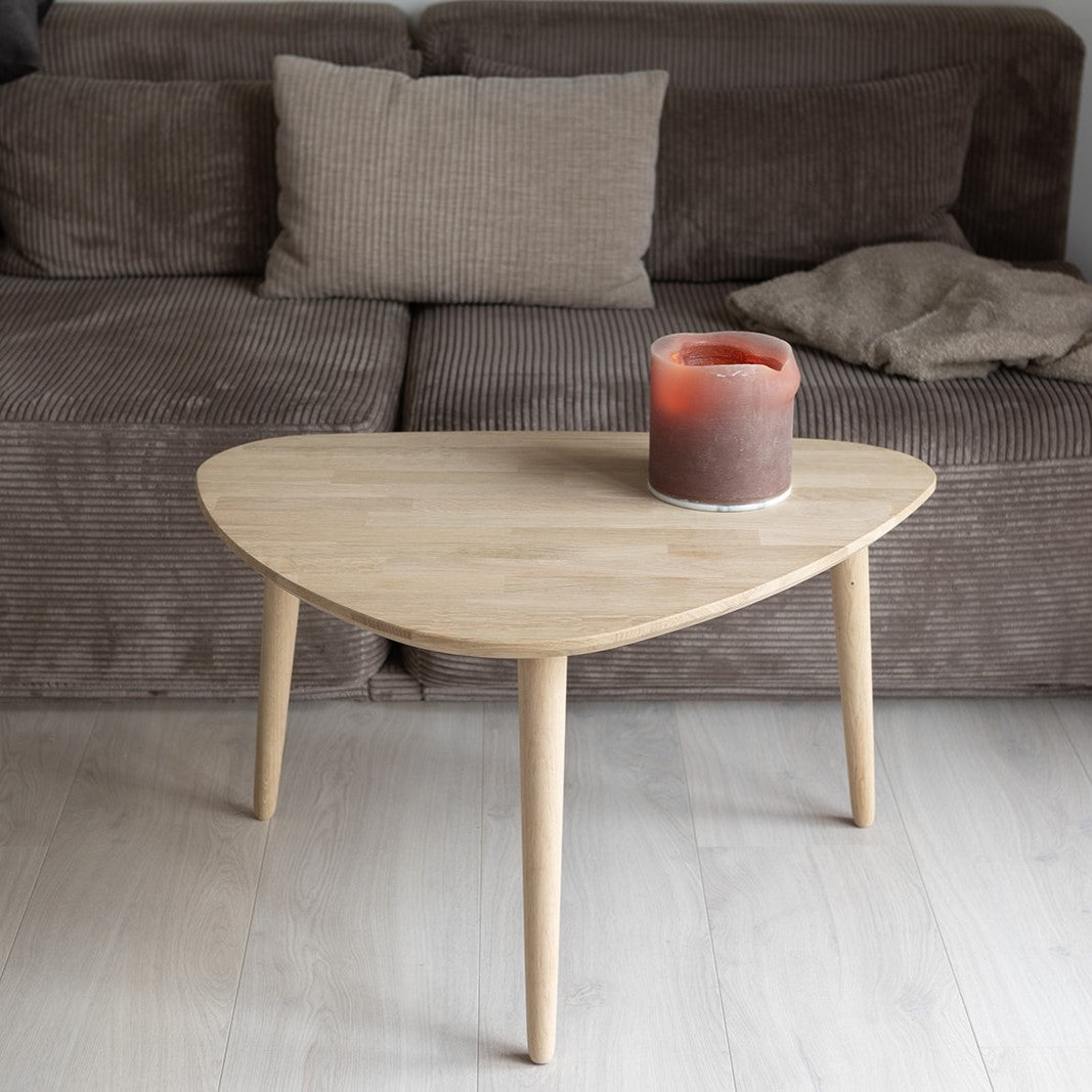 CT 10 Sofabord i massiv eg med organisk trekantet form i størrelsen 82 x 118 cm Højde 45 cm Olieret