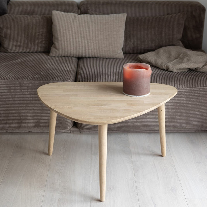 CT 10 Sofabord i massiv eg med organisk trekantet form i størrelsen 82 x 118 cm Højde 40 cm Ubehandlet