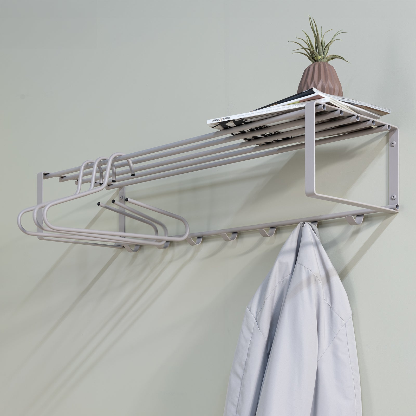 Produktbillede af Dinex Hattehylde i silky taupe farvet metal bredde 100 cm. på tilbud i høj kvalitet