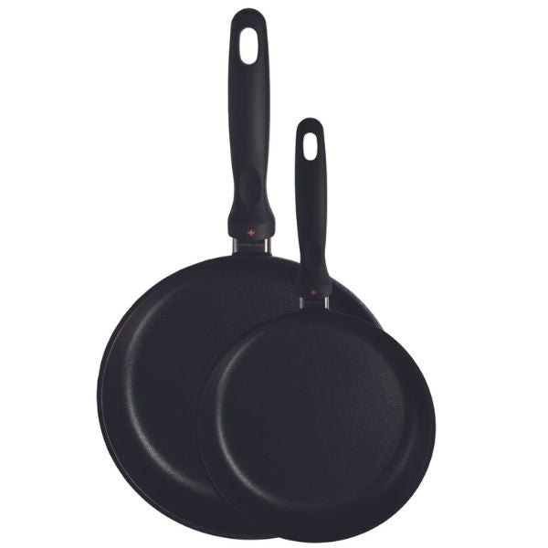 Produktbillede af Swiss Diamond Stegepandesæt 2 Stk. 20 Cm/26 Cm Induktion på tilbud i brug