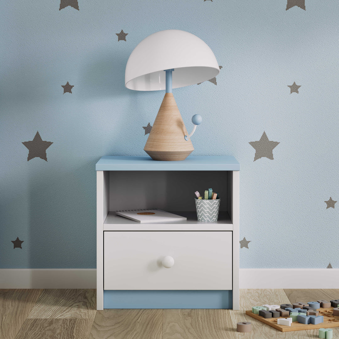 Babydreams sengebord til børn m. 1 rum og 1 skuffe hvid og blå laminat 39,5x30,5