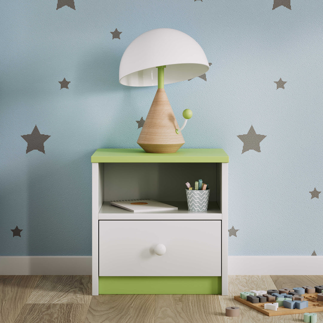 Babydreams sengebord til børn m. 1 rum og 1 skuffe hvid og grøn laminat 39,5x30,5