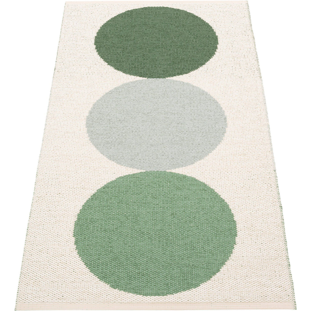 Pappelina Pappelina Otto plasttæppe 70 x 140 cm, herb – billede i brug (Tæpper)