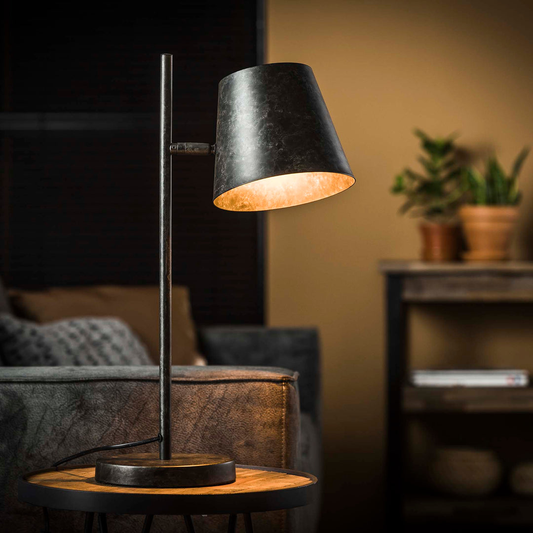 Produktbillede af Shady Bordlampe i patineret sort metal på tilbud i høj kvalitet