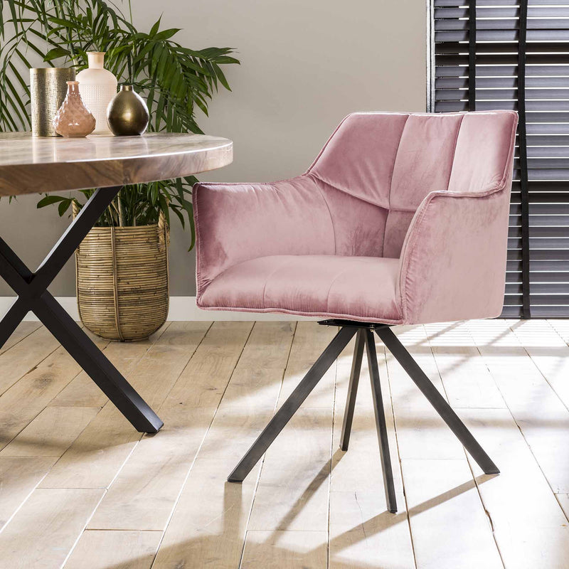 tilbud på 2 pink fløjl spisebordsstole! Billigt udsalg på Wegas. Hurtig levering (1-2 dage) & billig fragt. Over 1150 brands på udsalg.