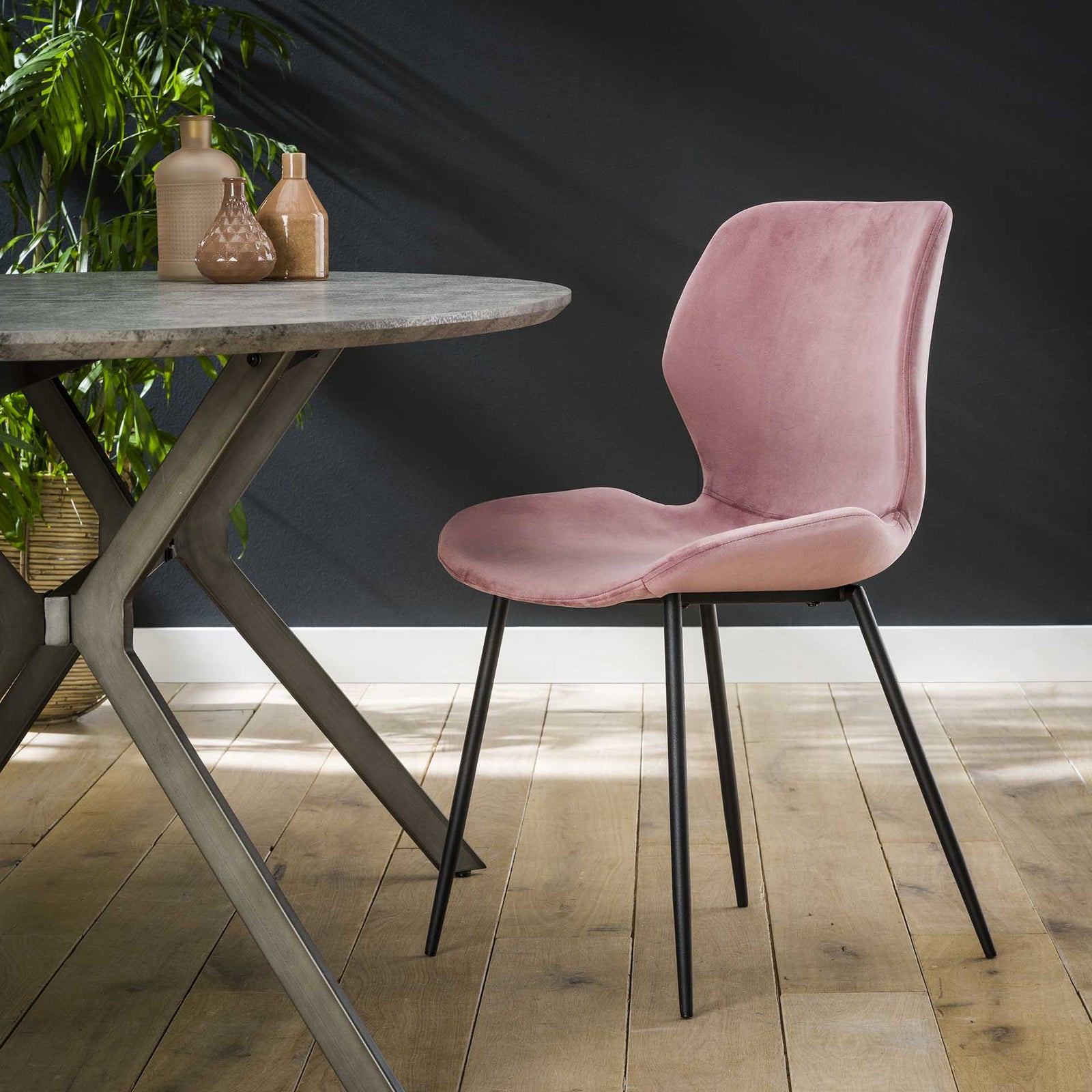 billigt tilbud på Blues- 4 Spisebordsstole i pink velour og metal! Udsalg på 3-nordic. Køb online nu! Hurtig levering: 1-2 hverdage. Spar op til 56%.
