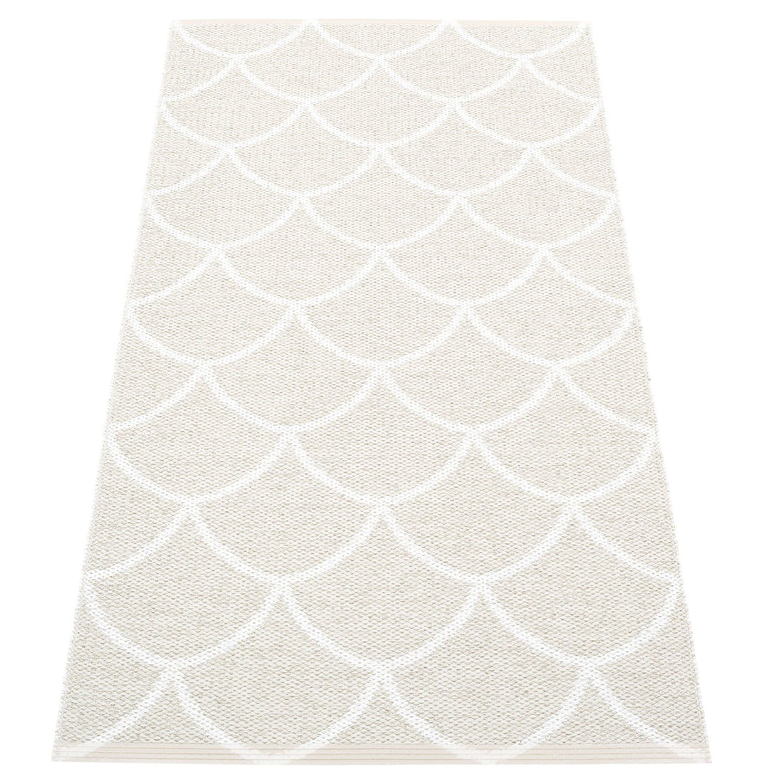 Pappelina Pappelina Gulvtæppe Kotte, 70 x 150 cm., fossil grey/white – billede i brug (Tæpper)