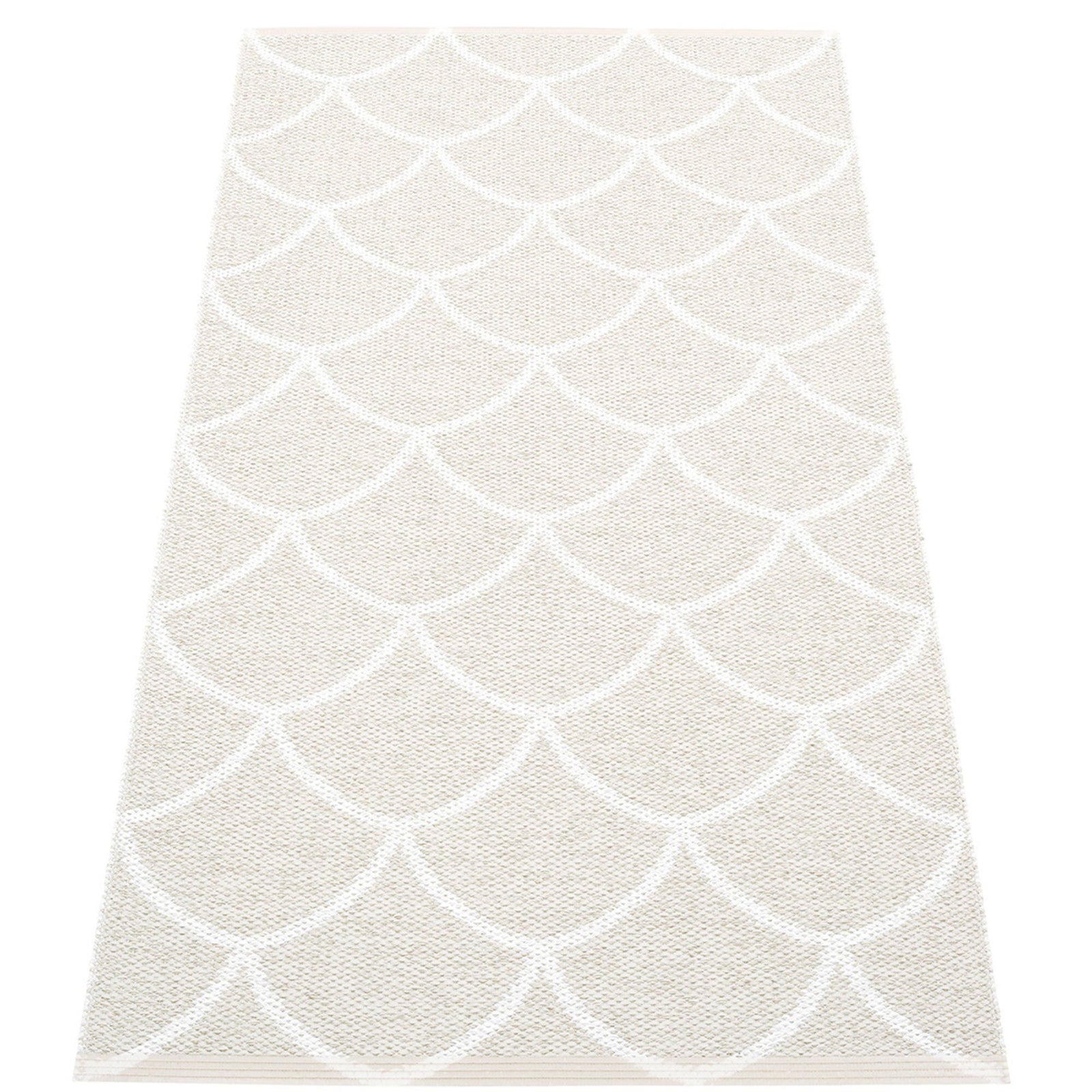 Pappelina Pappelina Gulvtæppe Kotte, 70 x 150 cm., fossil grey/white – billede i brug (Tæpper)