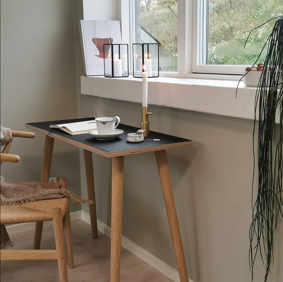 Produktbillede af Linea Skrivebord i linoleum i fire størrelser 100 x 60 cm Olieret på tilbud i høj kvalitet