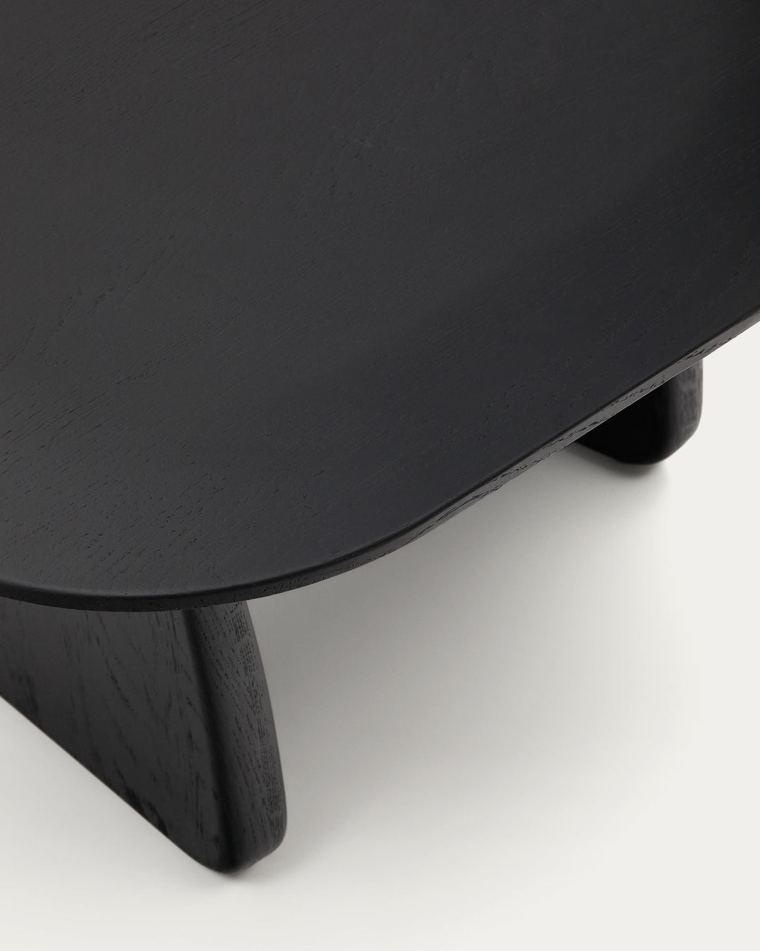 Produktbillede af KAVE HOME Pirita sidebord fremstillet af massivt egetræ i sort finish 70,6 x 70 cm FSC 100%. i premium kvalitet