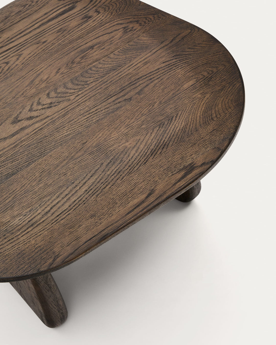KAVE HOME Pirita sidebord lavet af massivt egetræ i en mørk finish 70,6 x 70 cm FSC 100%.