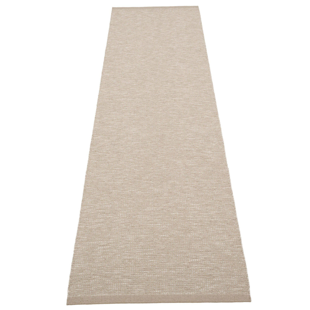 Pappelina Pappelina Sam gulvtæppe 300x70 cm, linen/linen – billede i brug (Tæpper)
