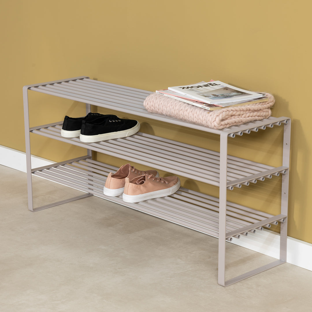 Produktbillede af Dinex Skostativ i silky taupe farvet metal 3 hylder bredde 100 cm. på tilbud i høj kvalitet