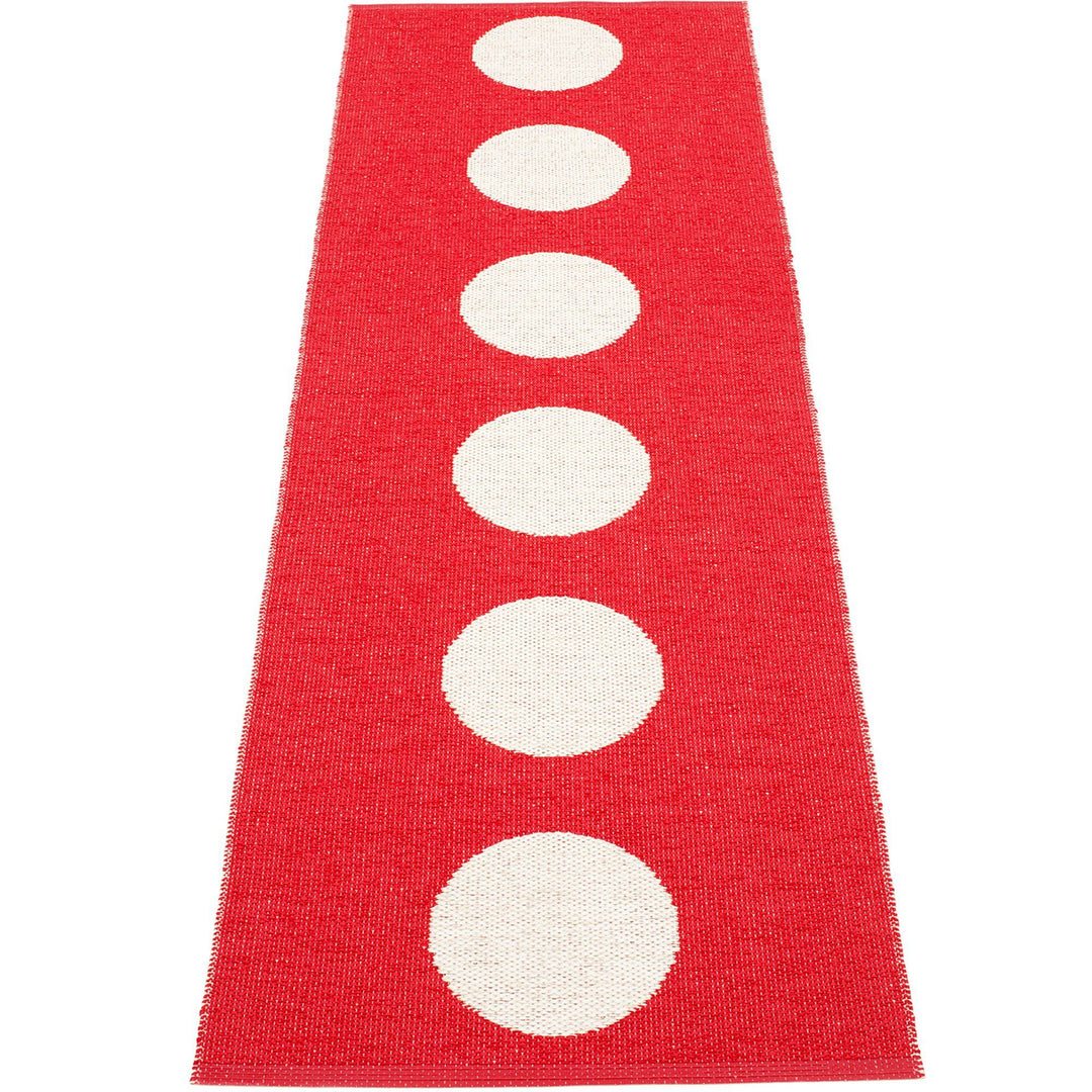 Pappelina Pappelina Gulvtæppe Vera, 70 x 225., red/vanilla – close-up (Tæpper)