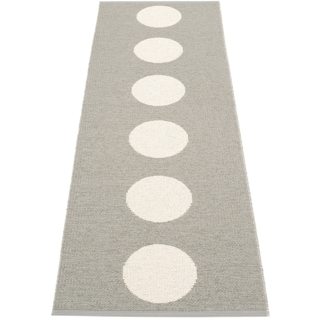 Pappelina Pappelina Gulvtæppe Vera, 70 x 225 cm., warm grey/vanilla – frontbillede (Tæpper)