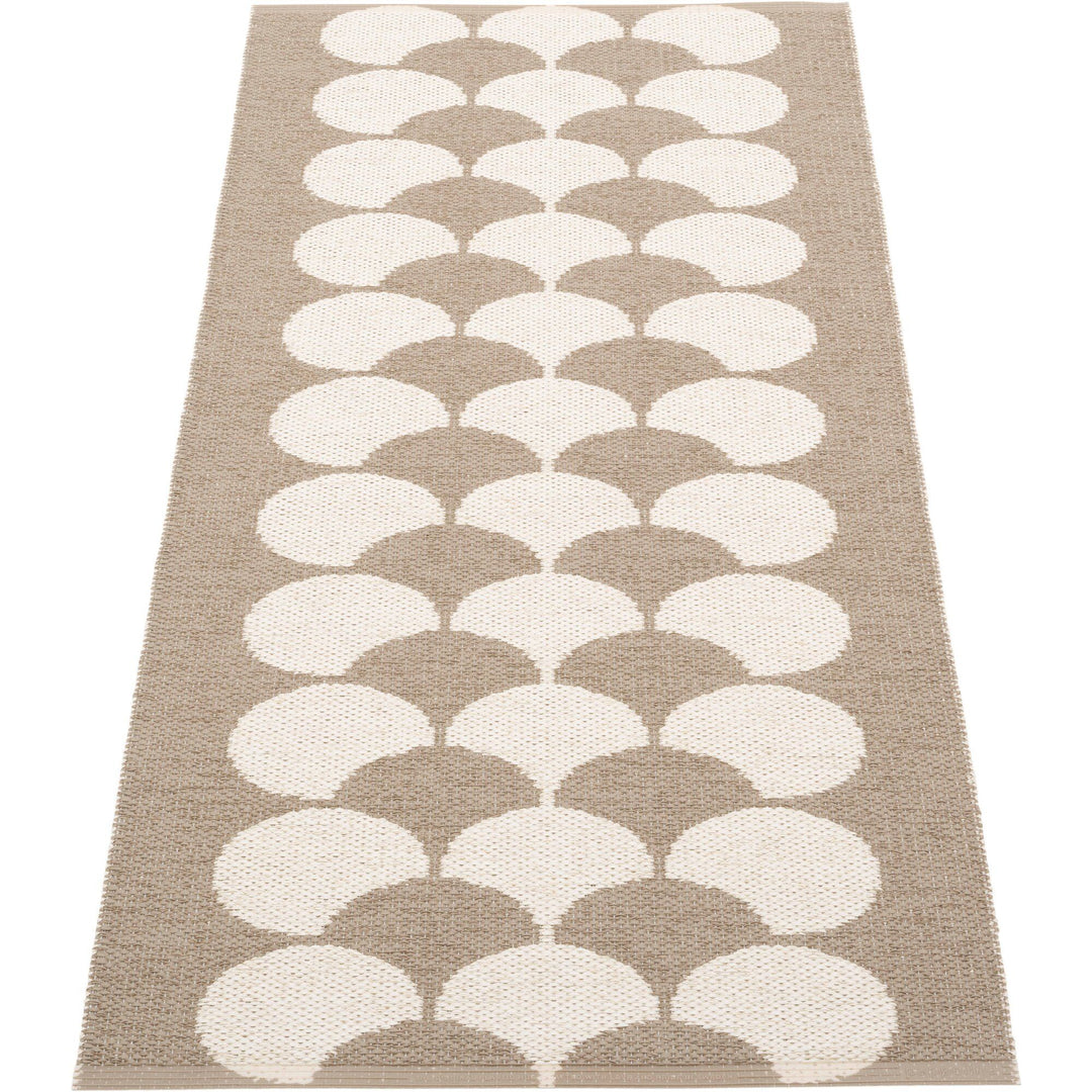 Pappelina Pappelina Poppy plasttæppe 70 x 150 cm, potato – produktvisning (Tæpper)