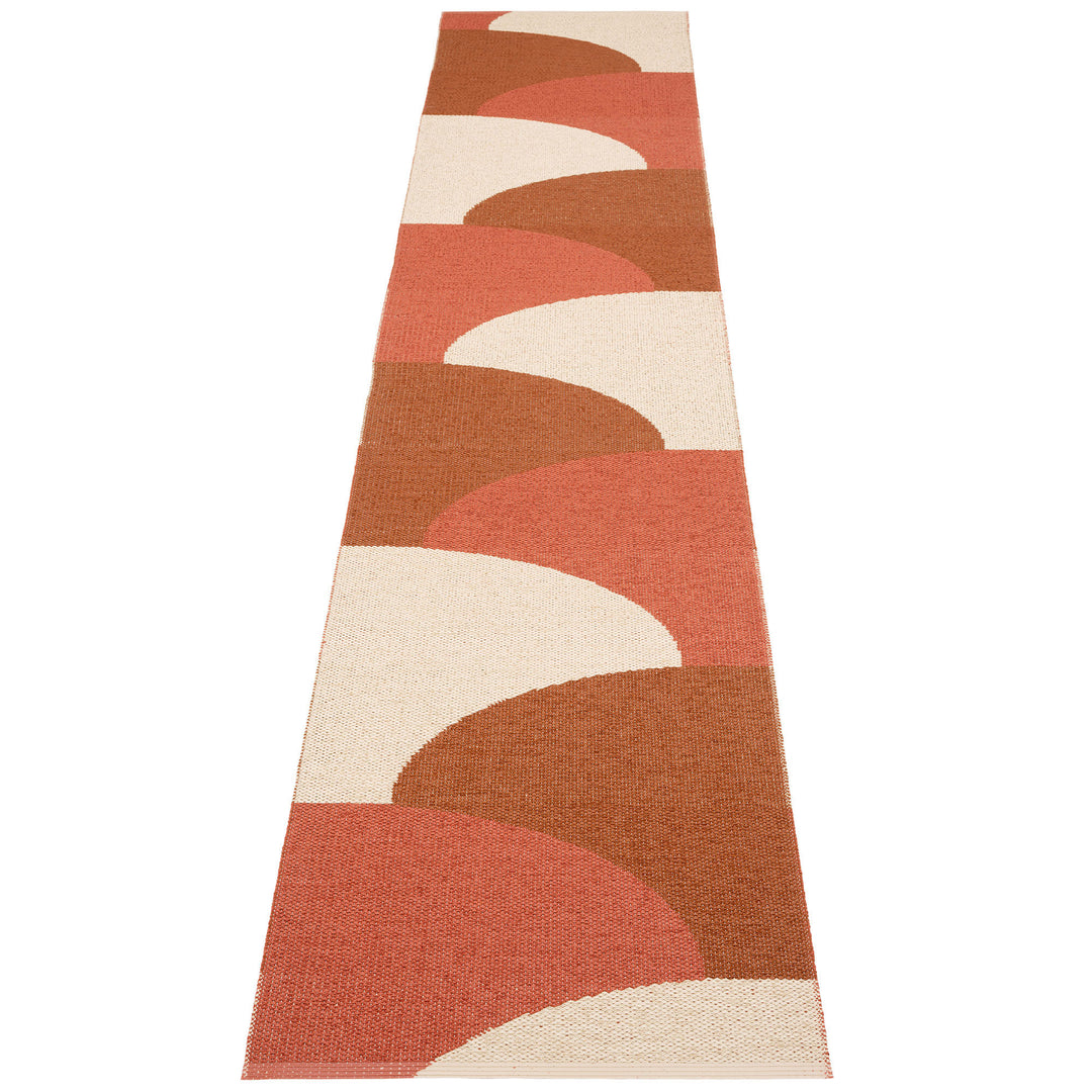 Pappelina Pappelina Hill Tæppe 70x360 cm, brick/rust/cream – billede i brug (Tæpper)