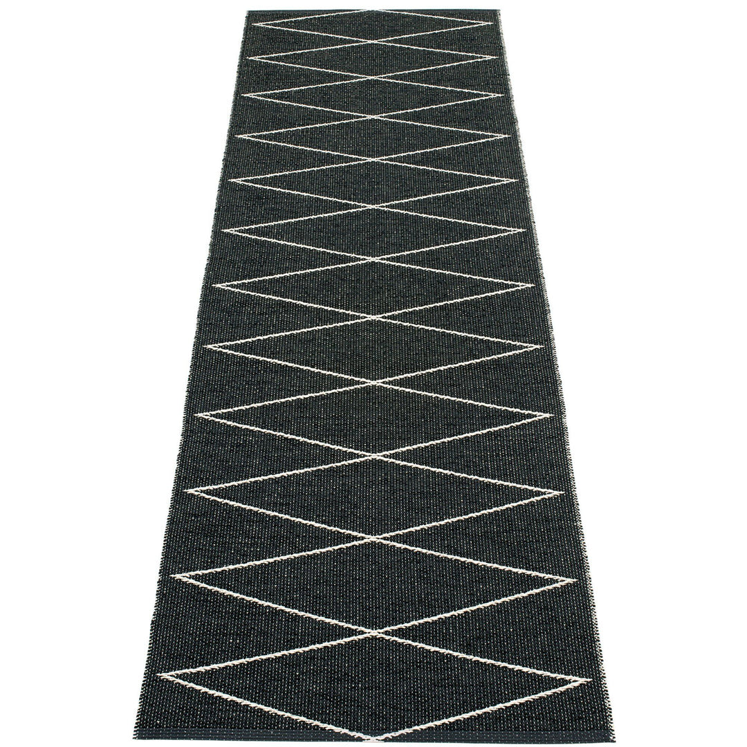 Pappelina Pappelina Gulvtæppe Max, 70 x 240 cm., black/vanilla – produktbillede (Tæpper)