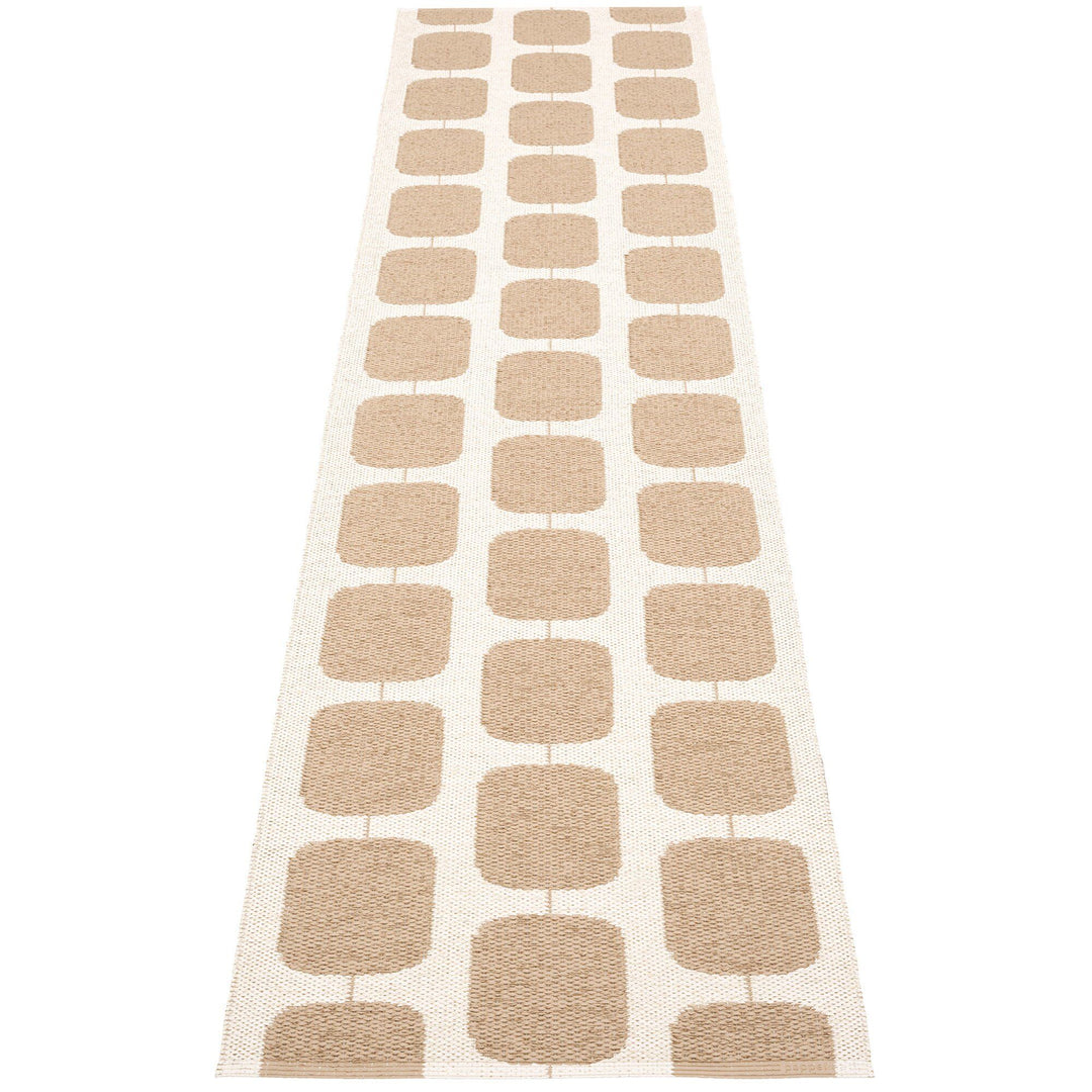 Pappelina Pappelina Gulvtæppe Sten, 70 x 300 cm., light nougat/vanilla – billede i brug (Tæpper)