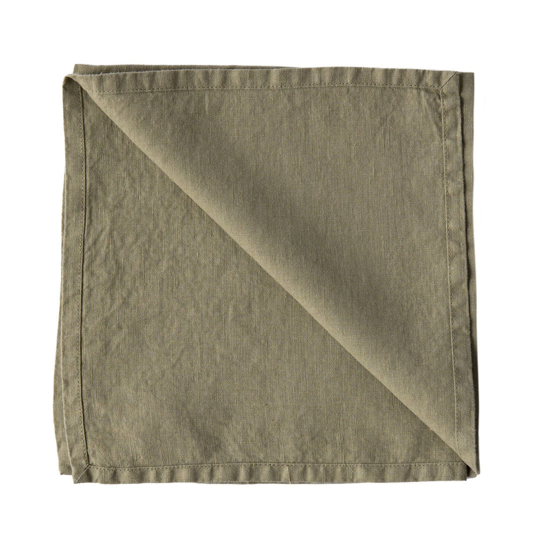 Tell me more Tell me more Serviet 45 x 45 cm, olive – billede i brug (Serviet)