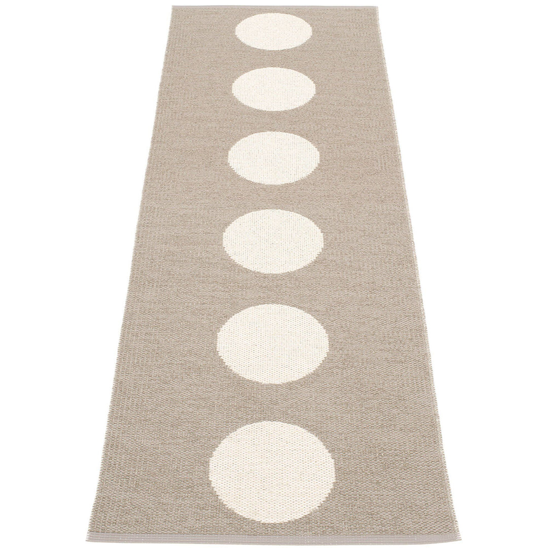 Pappelina Pappelina Gulvtæppe Vera, 70 x 225 cm., mud/vanilla – produktfoto (Tæpper)