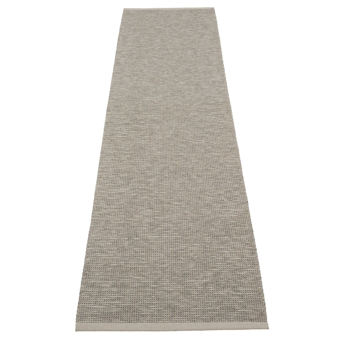 Pappelina Pappelina Sam gulvtæppe 300x70 cm, varm grey/charcoal – vinkelbillede (Tæpper)