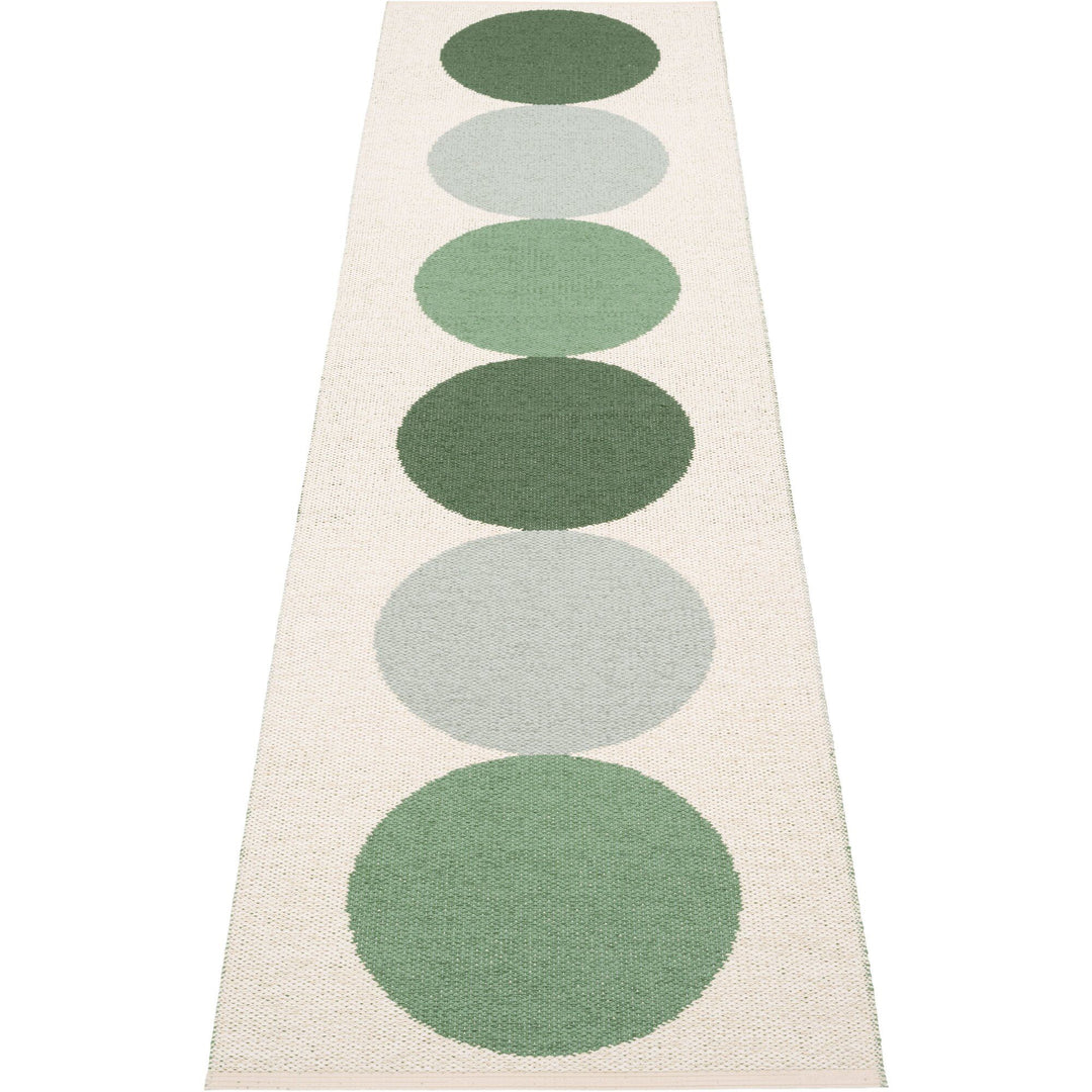 Pappelina Pappelina Otto plasttæppe 70 x 280 cm, herb – billede i brug (Tæpper)