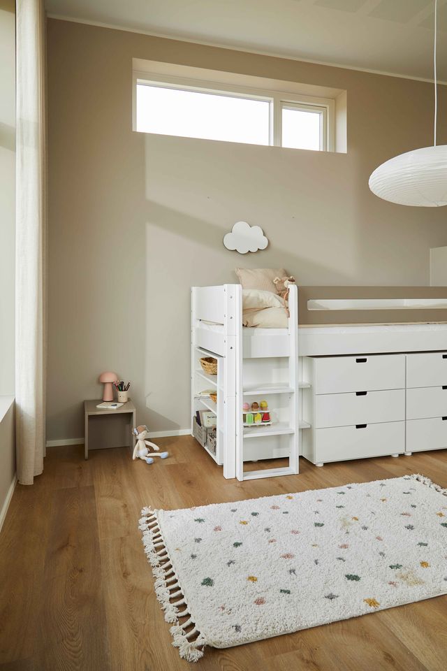 Manis-H  Arn Halvhøj seng med design sengehest og opbevaring 200 cm  -  90x200