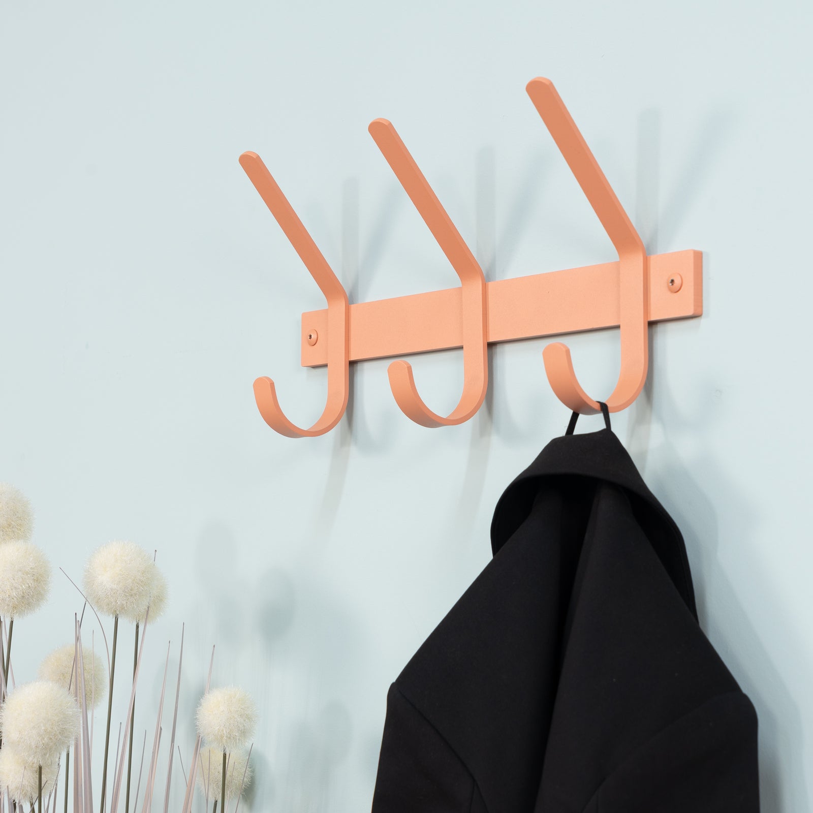 Produktbillede af Gancho Knagerække med tre knager i terracotta farvet metal på tilbud i høj kvalitet
