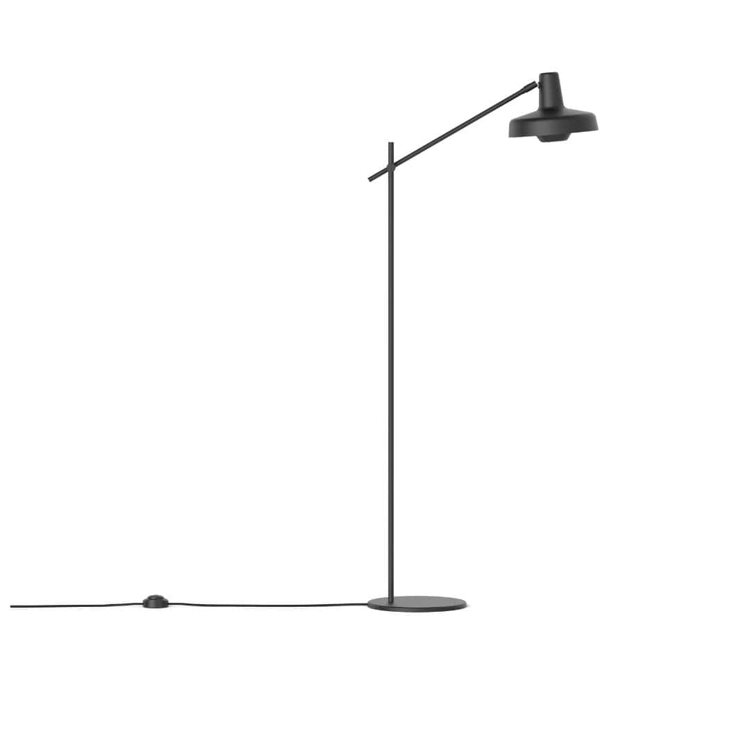 Produktbillede af Arigato Gulvlampe Kort Arm Sort Grupa Products i premium kvalitet