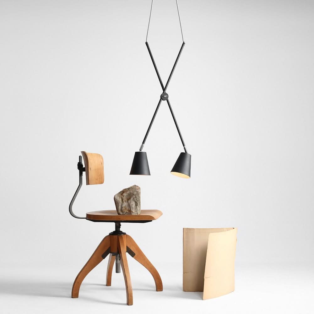 tilbud på Arnold loftlampe i sort metal med to skærme! Billigt udsalg på 3-nordic. Hurtig levering, 1-2 hverdage. Varenummer: 3NDC-3491. Spar op til 67%.