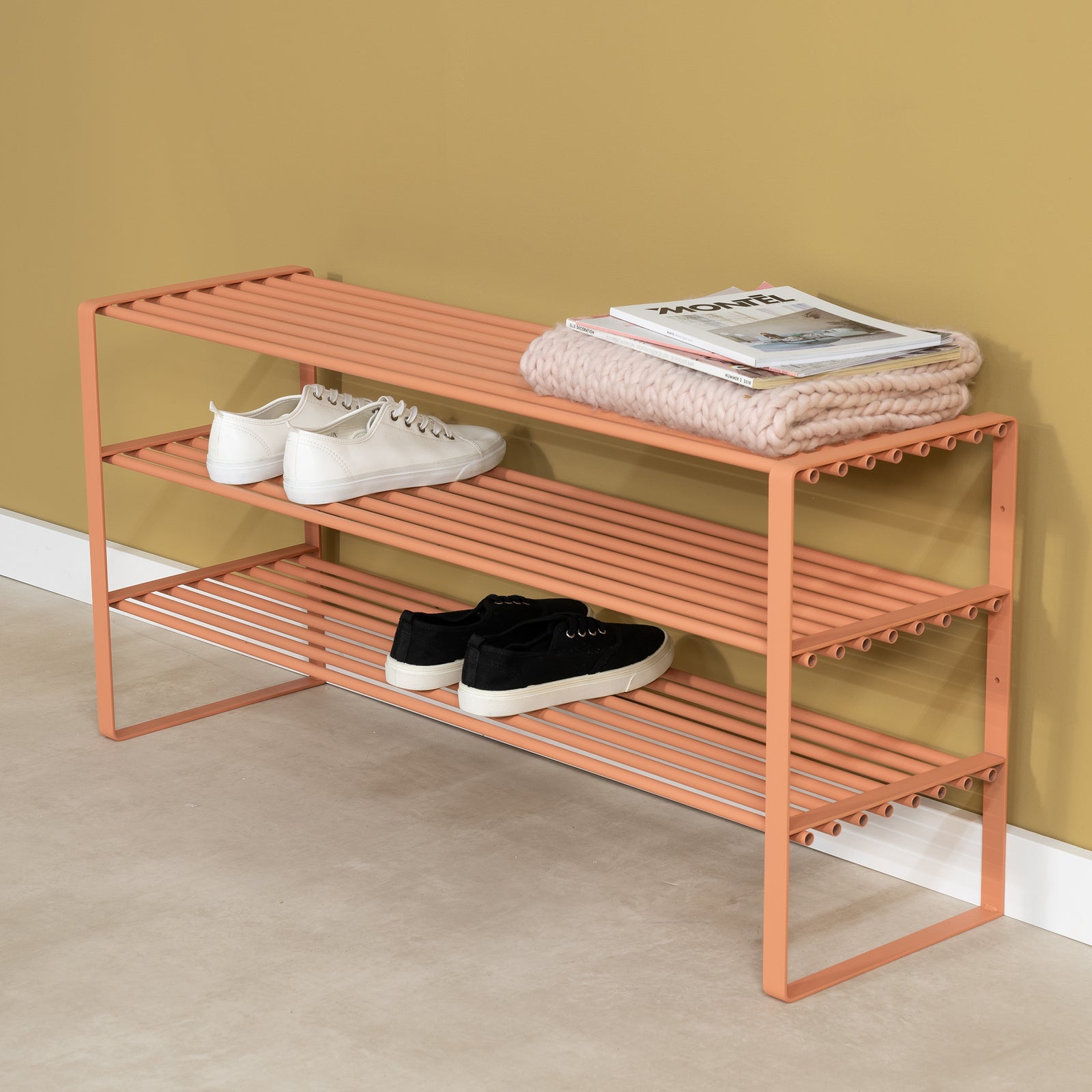 Produktbillede af Dinex Skostativ i terracotta farvet metal 3 hylder bredde 100 cm på tilbud i høj kvalitet