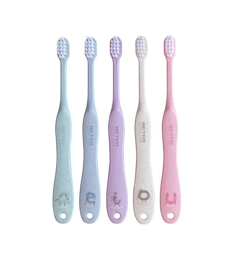 Produktbillede af BETER Dental Care Tandbørste Børn 3+ Ultra Soft på tilbud i brug