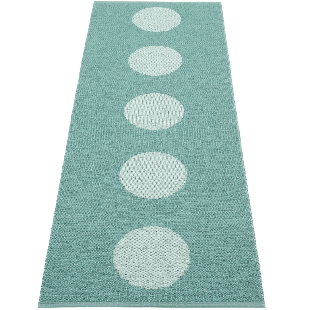 Pappelina Pappelina Vera Pop Tæppe 70x200 cm, jade/turkis – billede i brug (Tæpper)