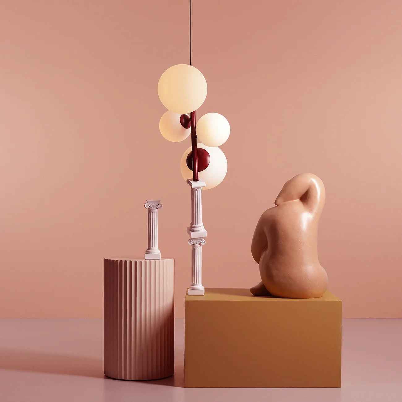 Produktbillede af Dizzy Loftlampe i vinrød metal og hvidt glas på tilbud i høj kvalitet
