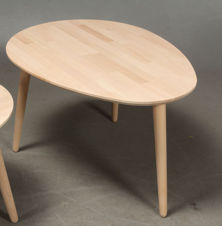 Produktbillede af CT 10 Sofabord i massiv bøg med dråbeform og størrelse 74 x 55 cm Højde 50 cm Sæbebehandlet på tilbud i høj kvalitet