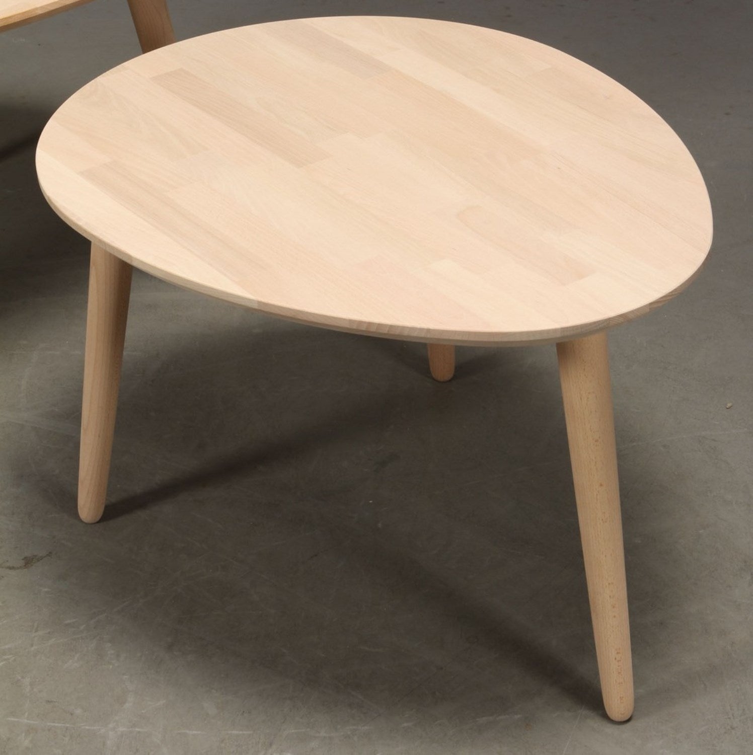Produktbillede af CT 10 Sofabord i massiv bøg med dråbeform og størrelse 89 x 66 cm Højde 45 cm Lakeret på tilbud i høj kvalitet