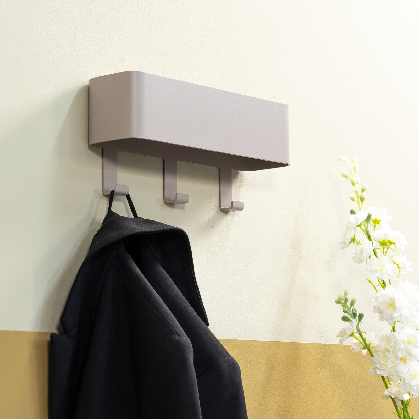 Produktbillede af Alhamba Knagerække med hylde i silky taupe metal tre knager på tilbud i høj kvalitet