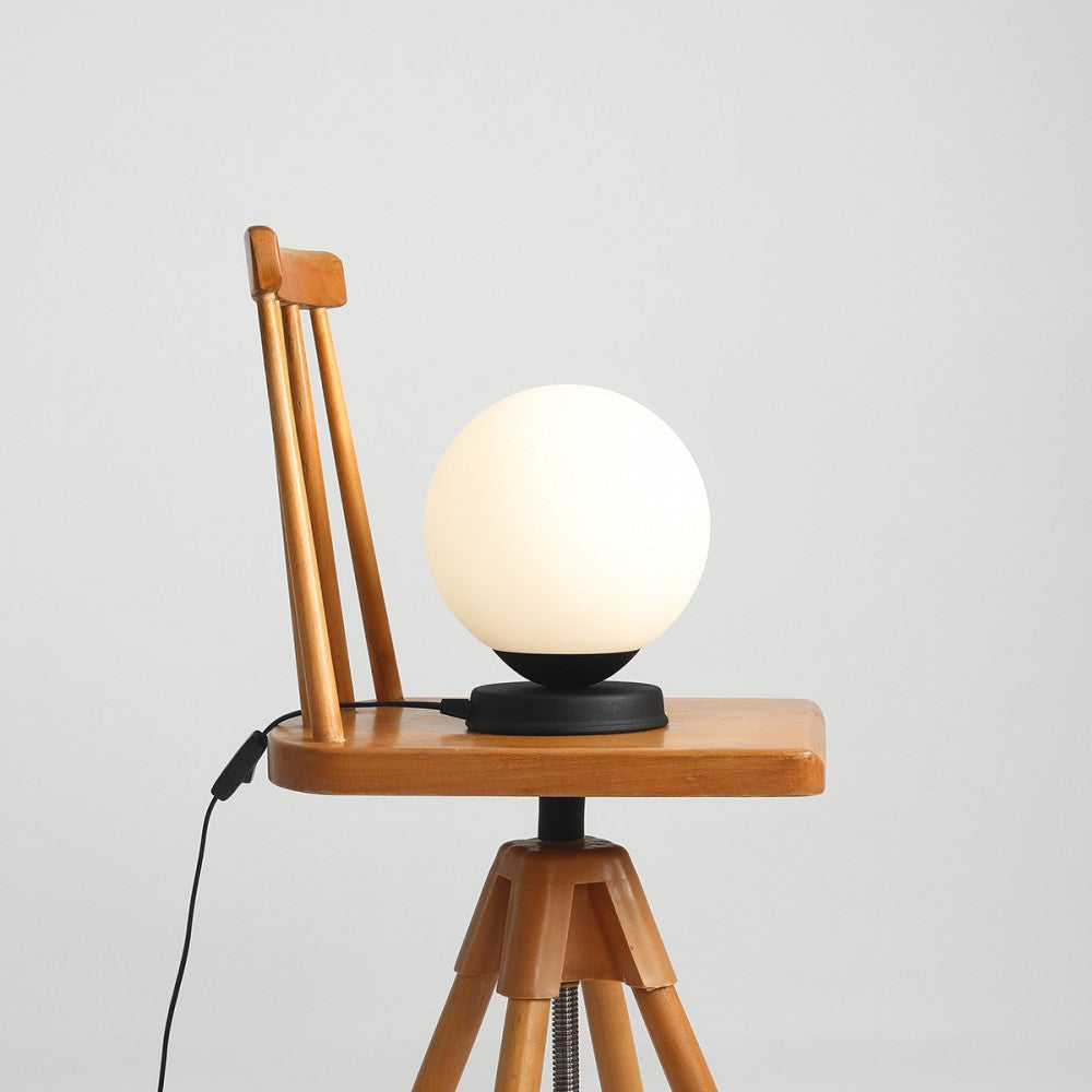 Produktbillede af Hazme Bordlampe i sort metal og hvidt glas ø 20 cm på tilbud i høj kvalitet