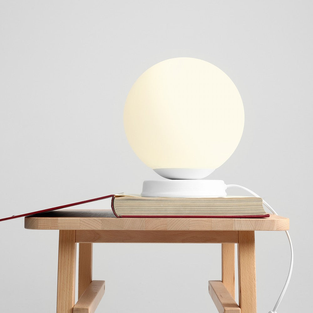 Produktbillede af Hazme Bordlampe i hvidt metal og hvidt glas ø 20 cm på tilbud i høj kvalitet