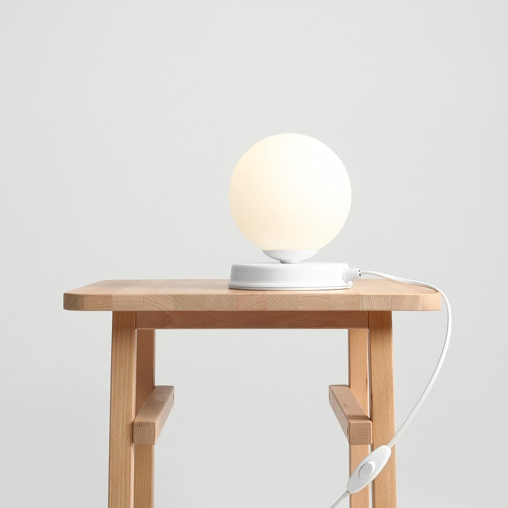 Produktbillede af Hazme Bordlampe i hvidt metal og hvidt glas ø 14 cm på tilbud i høj kvalitet