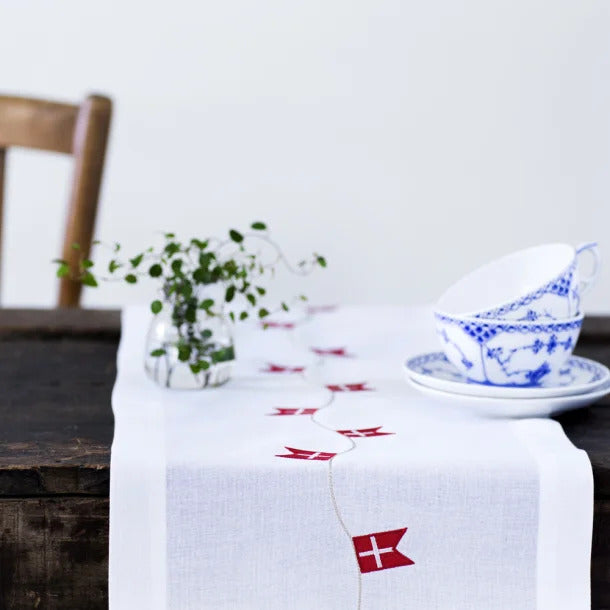 Produktbillede af Langkilde & Søn Bordløber med dannebrog 30 x 175cm i premium kvalitet
